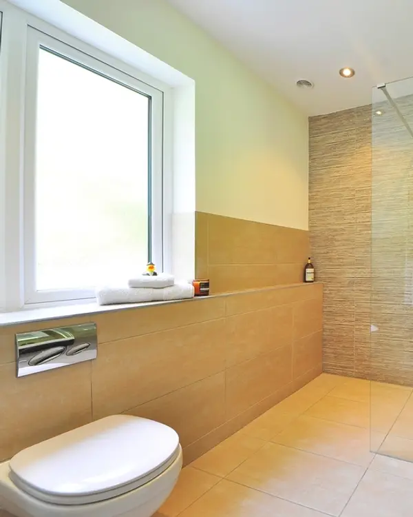 Tiled bathroom with a wall-hung toilet
